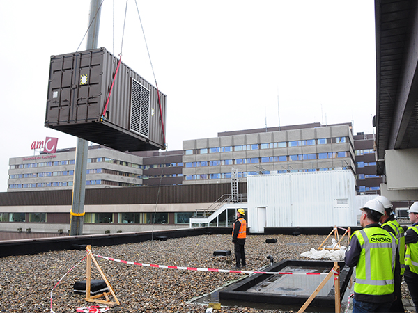 De trafostation container wordt veilig en succesvol geplaatst op het dak van het Amsterdam UMC.