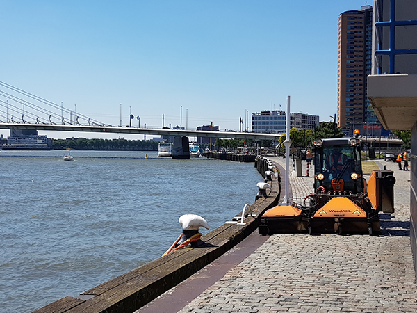 Onkruid in de stad is een probleem dat vroeger met chemische bestrijdingsmiddelen werd aangepakt