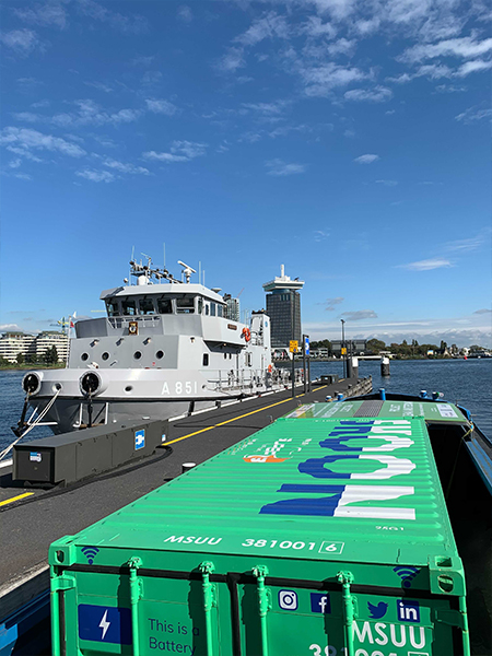 Aan boord van een schip in Amsterdam kan de Skoonbox plaatselijke schepen voorzien van energie.