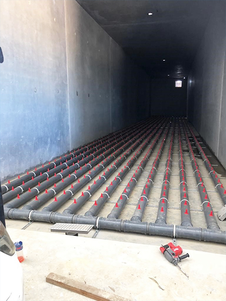 Composteer tunnel met beluchtingsvloer gereed voor betonstorten.