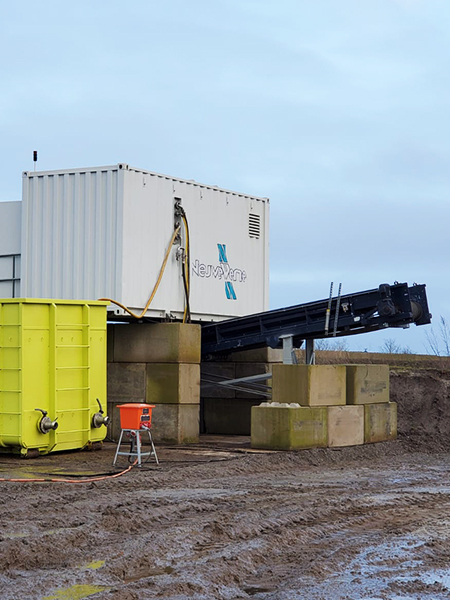 De slib uit de machine wordt eens in de zoveel tijd weggehaald met een shovel.